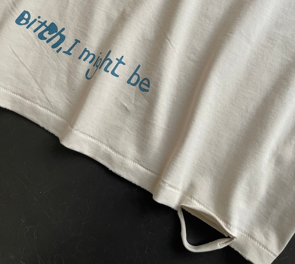 Camiseta gráfica crema con desgastes / Camiseta estilo retro con frases y dibujos