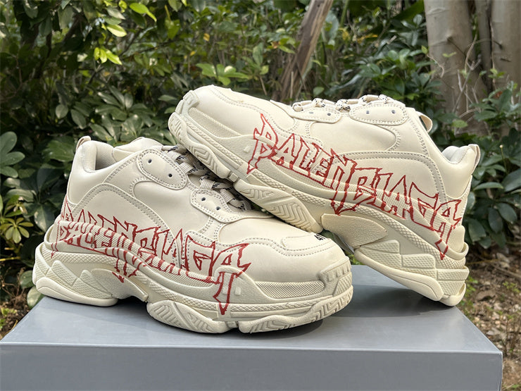 Balenciaga Triple S "DIY Metal" en tono crema/beige con grafiti rojo