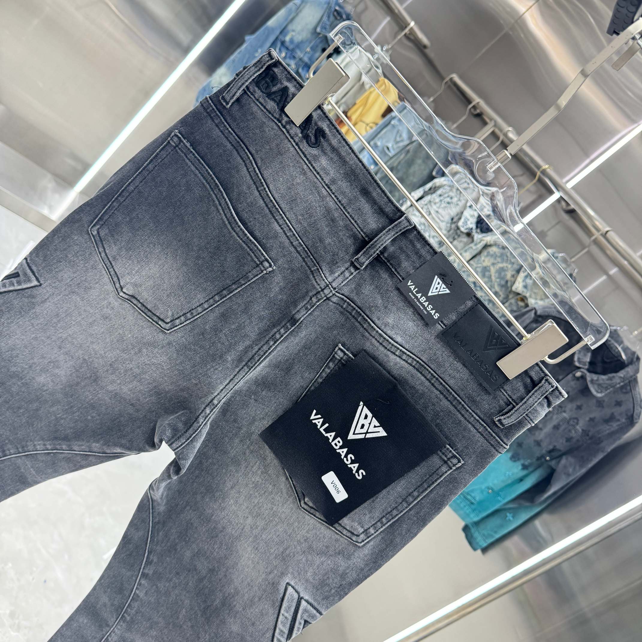 Pantalones vaqueros Valabasas con logotipos en relieve y corte acampanado