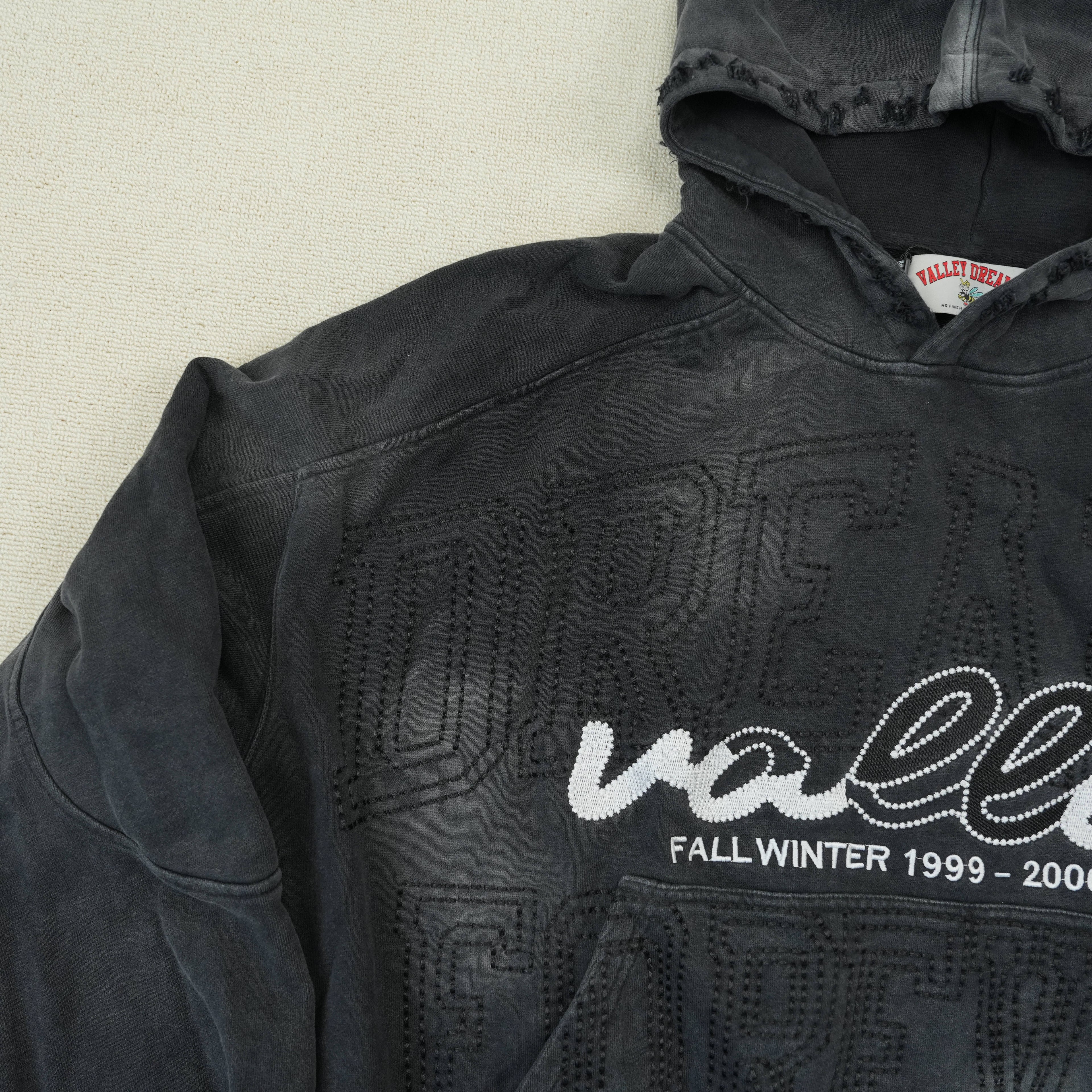 Sudadera con Capucha Negra Lavado Desgastado "Valley Dreams Forever"