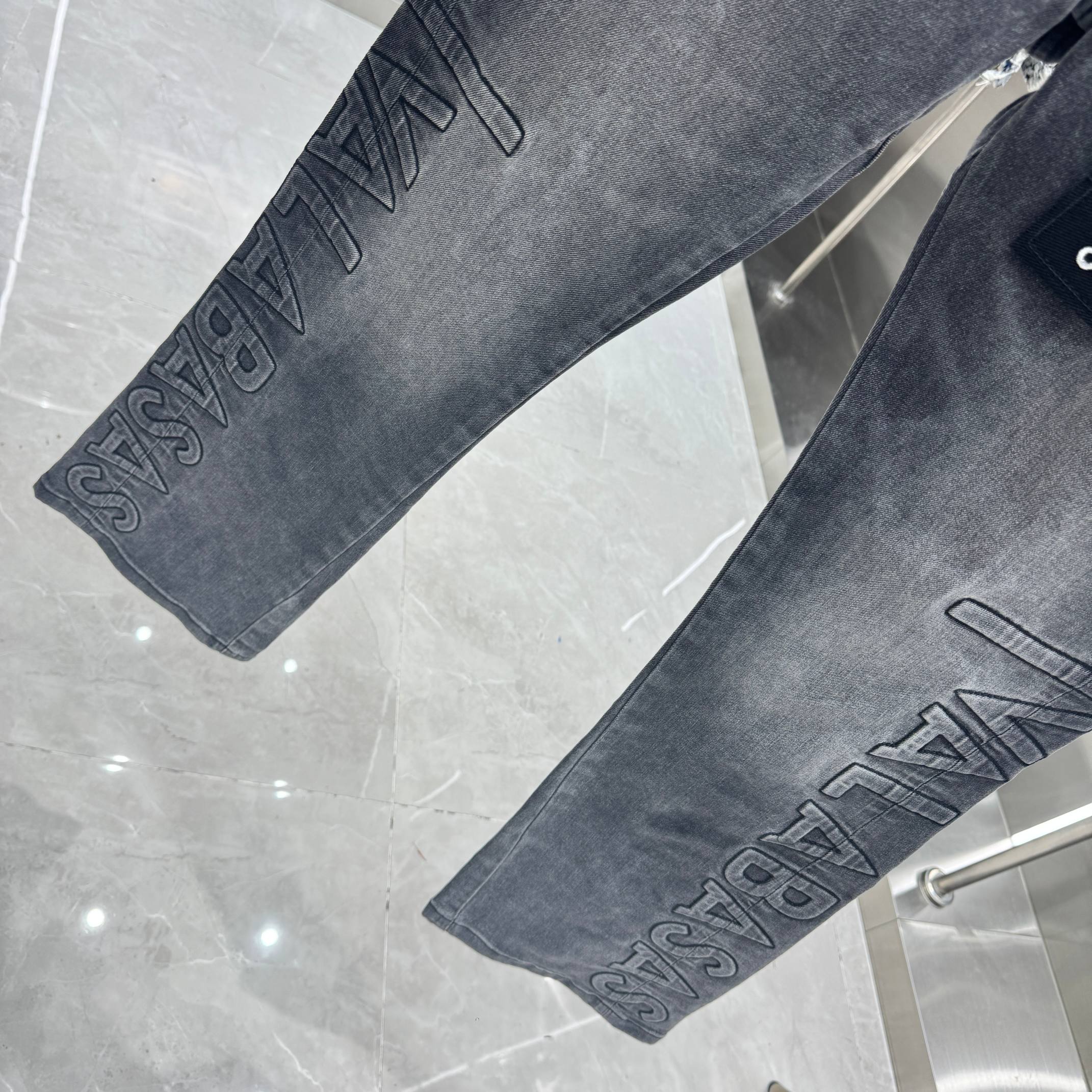 Pantalones vaqueros Valabasas con logotipos en relieve y corte acampanado