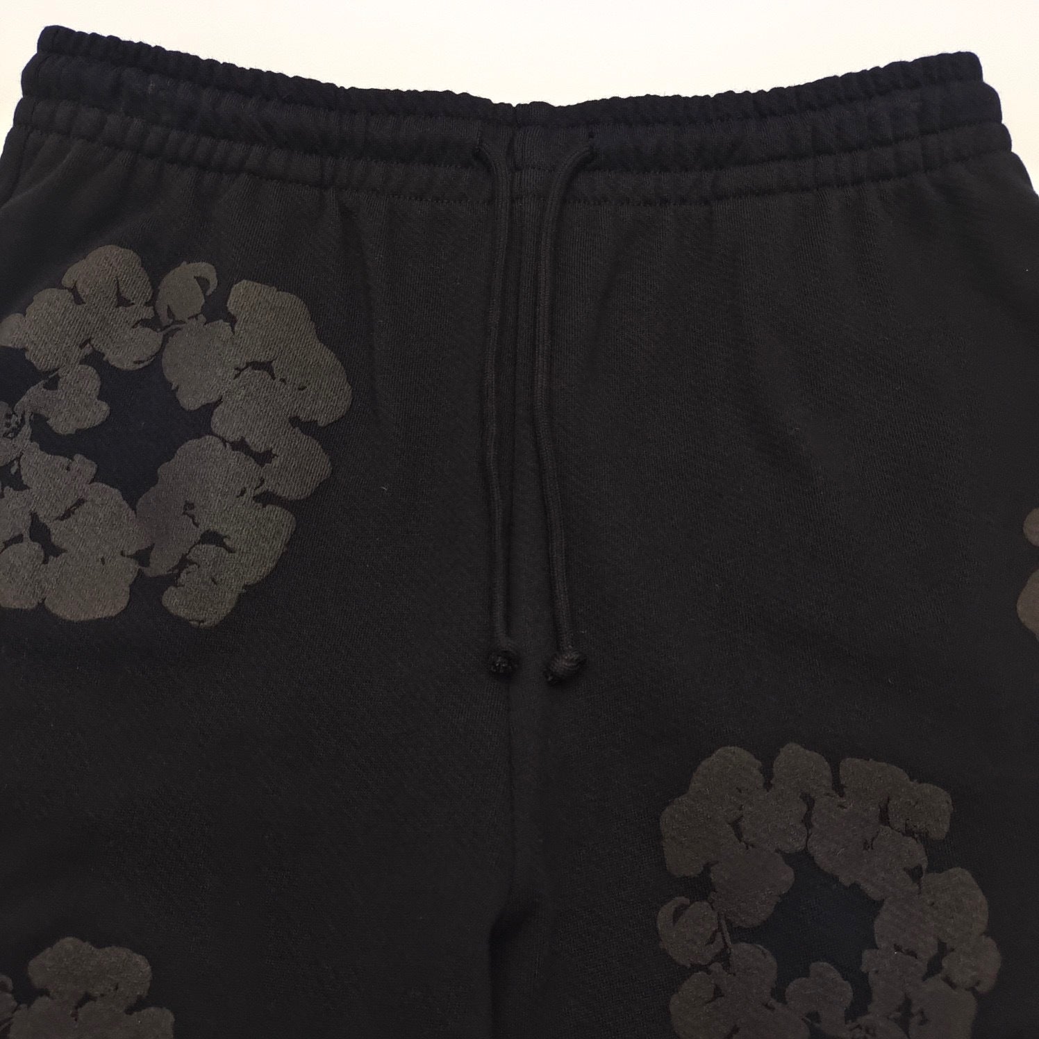 Pantalones Denim Tears – Diseño Corona de Flores Negro