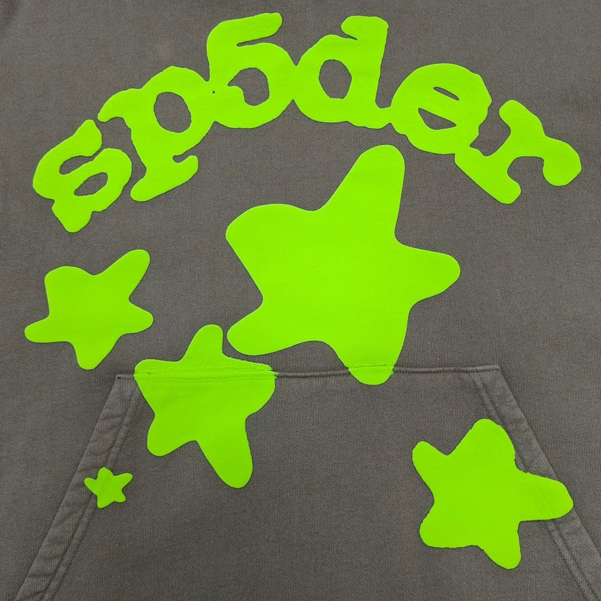 Sudadera Sp5der – Logo y Estrellas Verde Neón