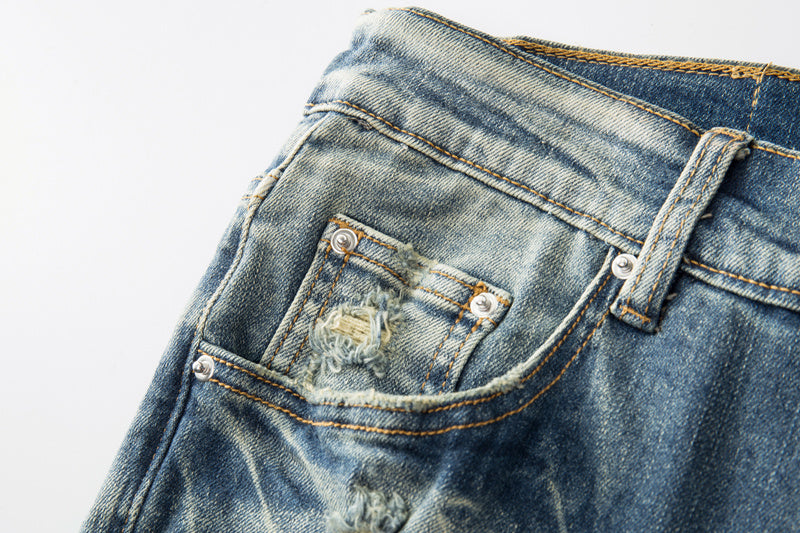 Jeans Azul Lavado con Roturas y Parches de Contraste