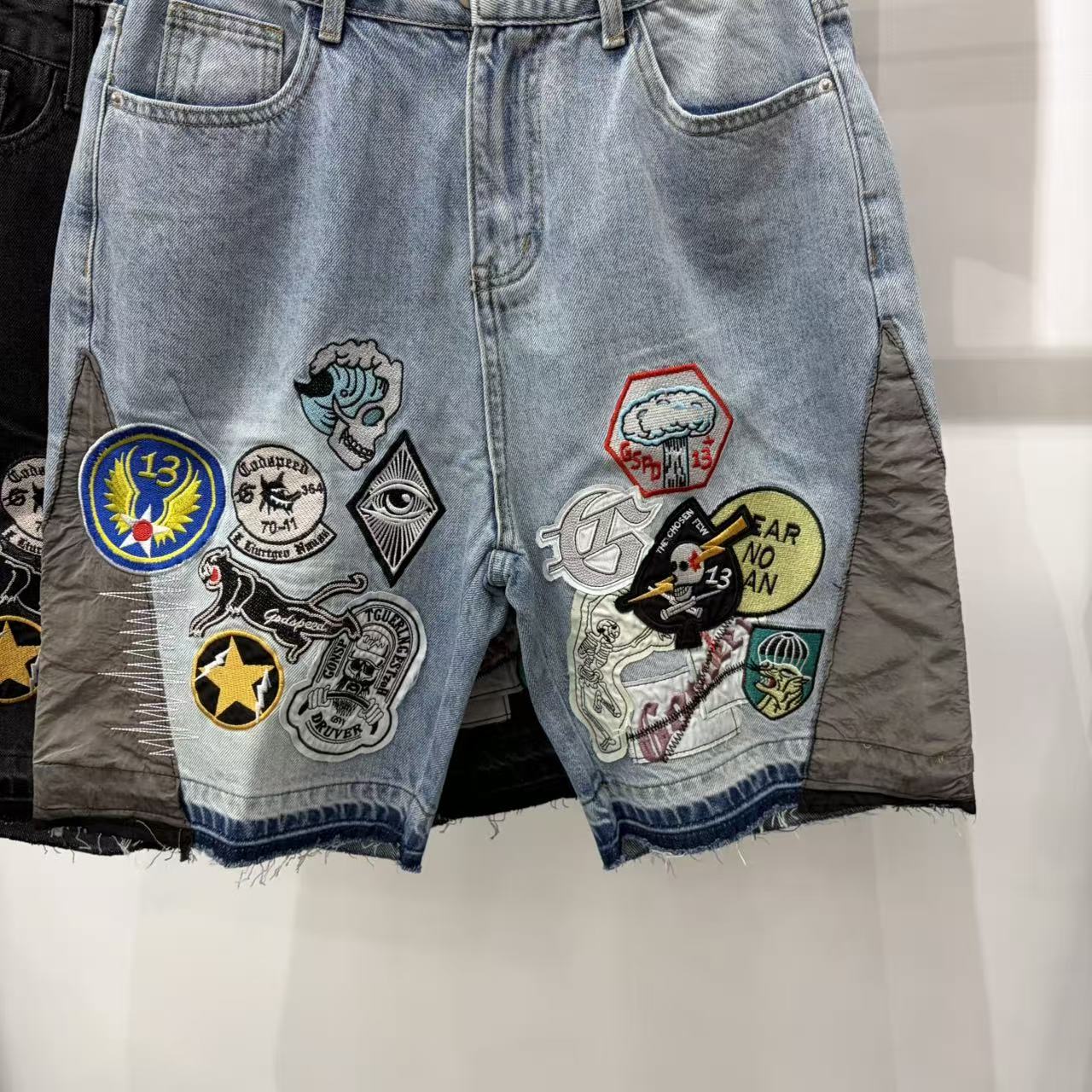 Shorts de Mezclilla con Parches Decorativos